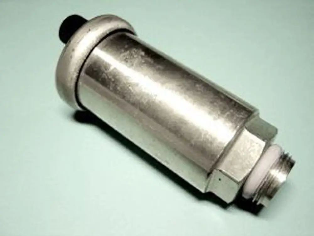 Remeha Entlüfter aus Metall mit einem zylindrischen Design und Gewindeanschlüssen an den Enden, geeignet zum Abführen von Luft in Heizungsanlagen.